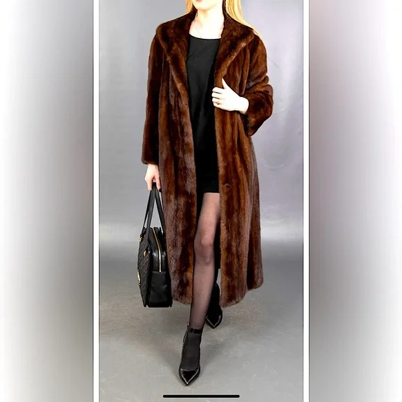 Stunning Flawless Genuine Mink Fur Coat!
